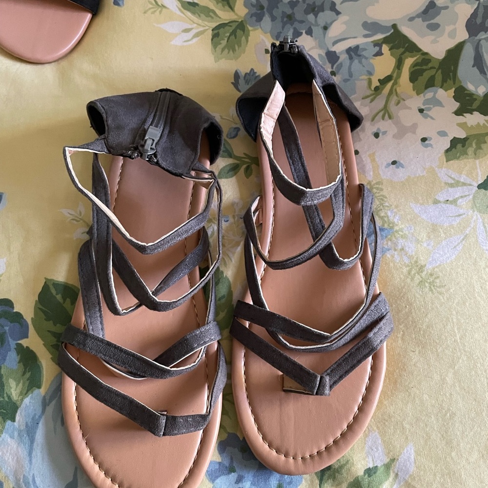 Gray crisscross strapped sandals size 9.5
